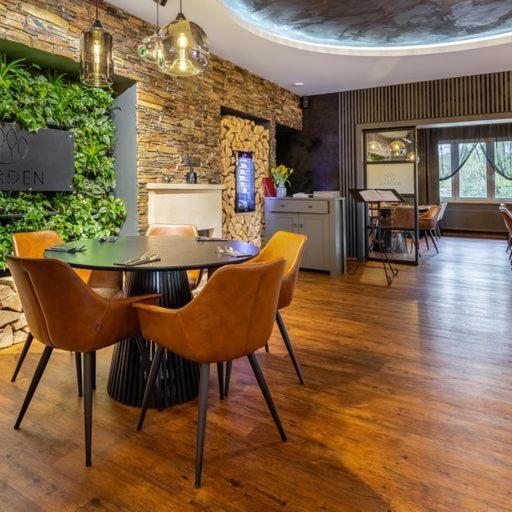 Garden Restaurant & Pension Pardubice Buitenkant foto