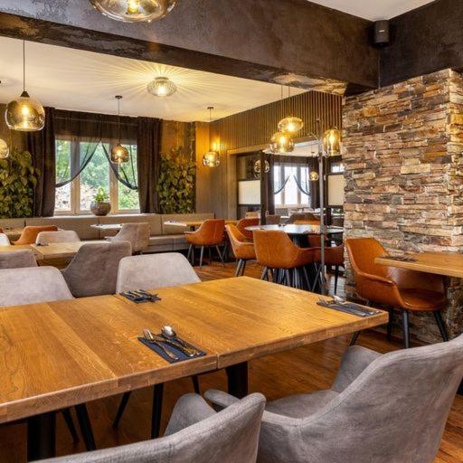 Garden Restaurant & Pension Pardubice Buitenkant foto