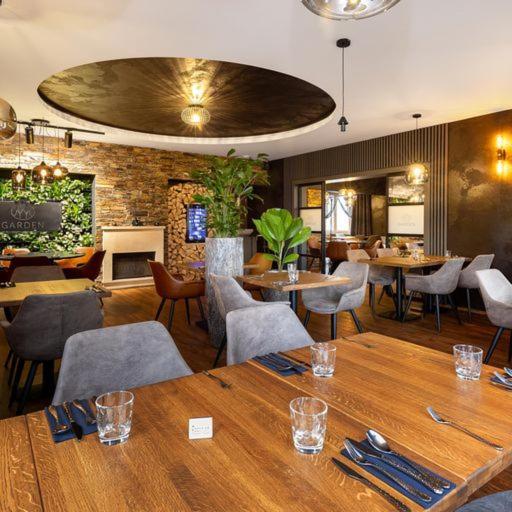 Garden Restaurant & Pension Pardubice Buitenkant foto
