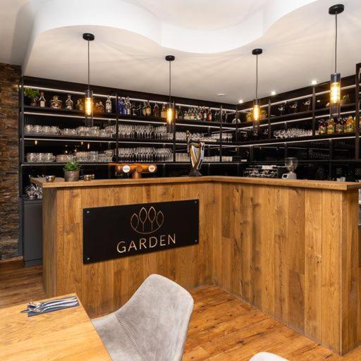 Garden Restaurant & Pension Pardubice Buitenkant foto